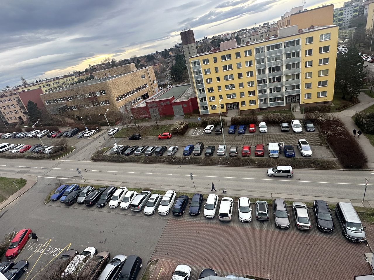 Pohled z výšky na parkoviště ve Štěpařské ulici a okolní zástavbu na Barrandově